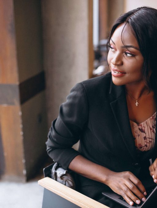 mujer-de-negocios-afroamericana-trabajando-en-una-computadora-en-un-bar (1)